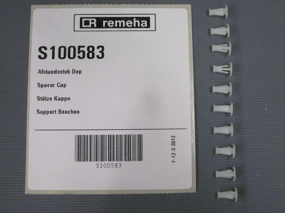 Weißes Kunststoffteil, mehrere Spacer Caps von Remeha, angeordnet neben einem Beipackzettel mit Artikelnummer und Beschreibungen in mehreren Sprachen.